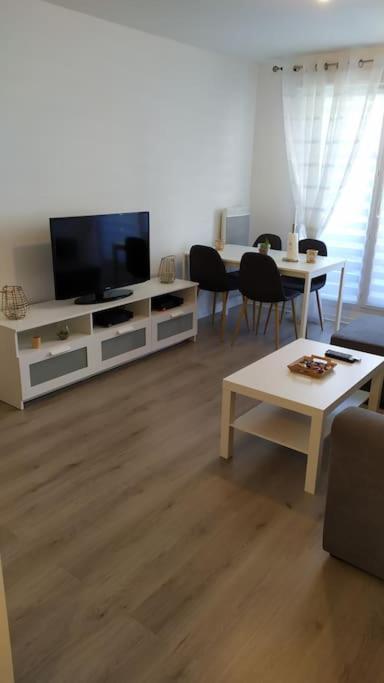 T2 De 42M² A Proximite De La Gare A 30Min De Paris Apartment Mantes-la-Jolie Ngoại thất bức ảnh